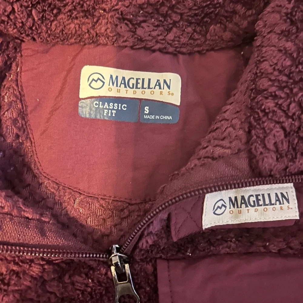 Girls soft cozy Magellan Outdoor casual Burgundy pull over. Active/layering - Picture 3 of 4